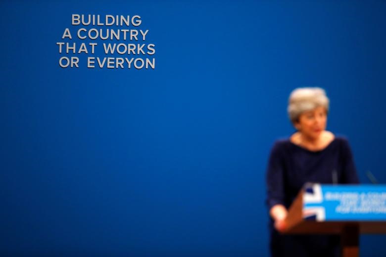 تصاویر | تنش در سخنرانی نخست‌وزیر انگلیس | حکم اخراج «ترزا می» در دستان او!
